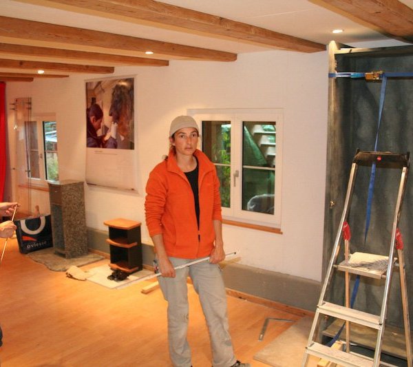 Vitrine aus Schweizer Kalkstein