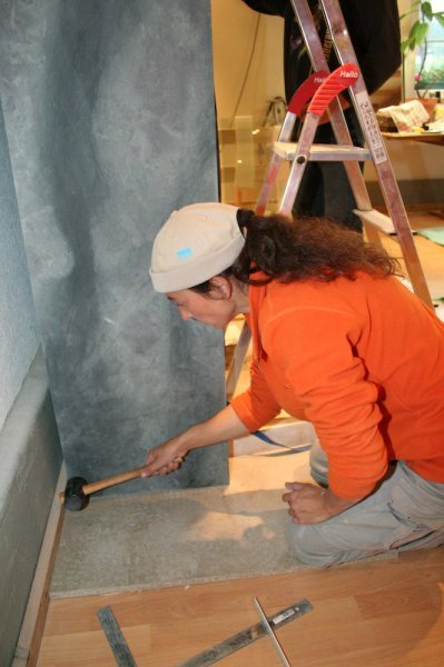 Vitrine aus Schweizer Kalkstein