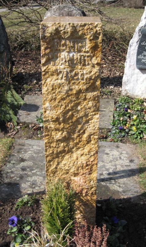 beiger-Kalkstein-bruchroh-Reliefinschrift