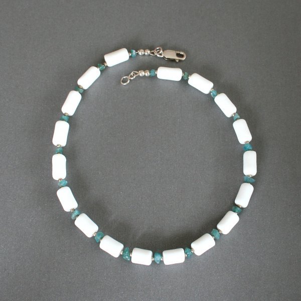 Collier: Marmor und Apatit