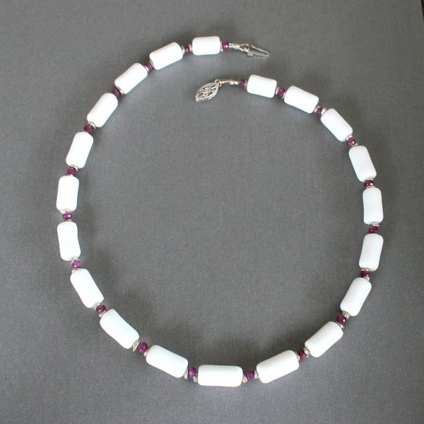 Collier: Marmor und Rubin