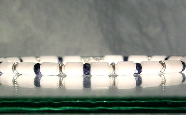 Collier: Marmor und Saphir