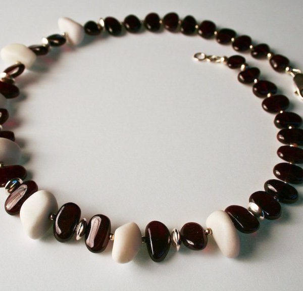 Collier: Marmor und Granat