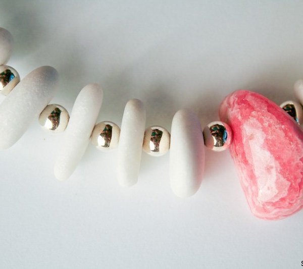 Collier: Marmor und Rhodochrosit im Detail
