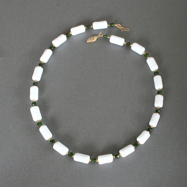 Collier: Marmor und Jade